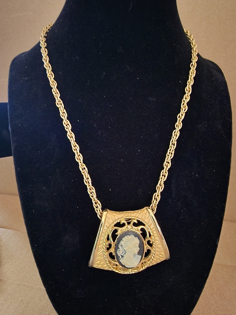 Vintage Gold-Tone Cameo Pendant Necklace - Classic Women's Jewelry